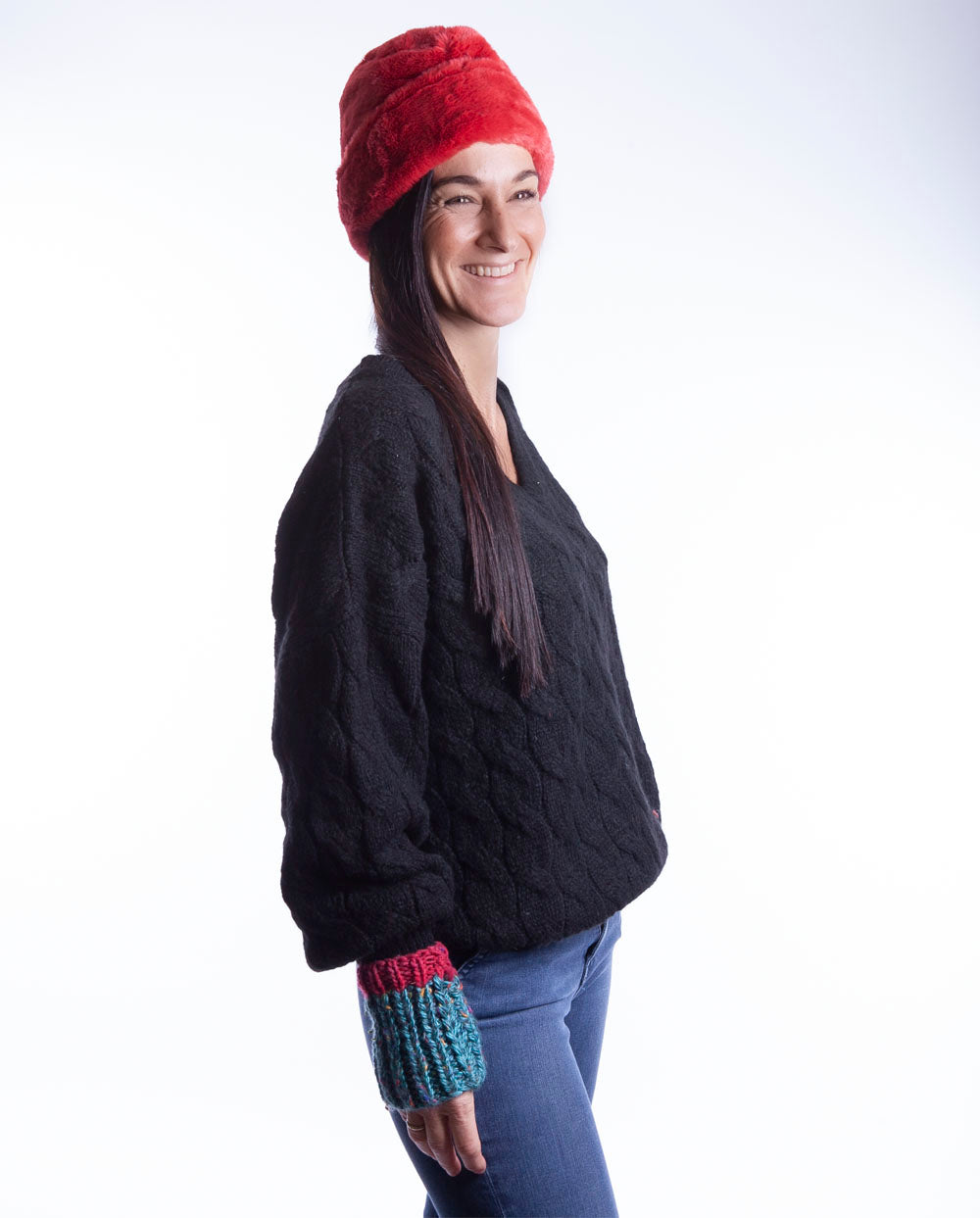 Perro De Invierno Con Gorro Rojo De Punto Aislado Imagen De Archivo