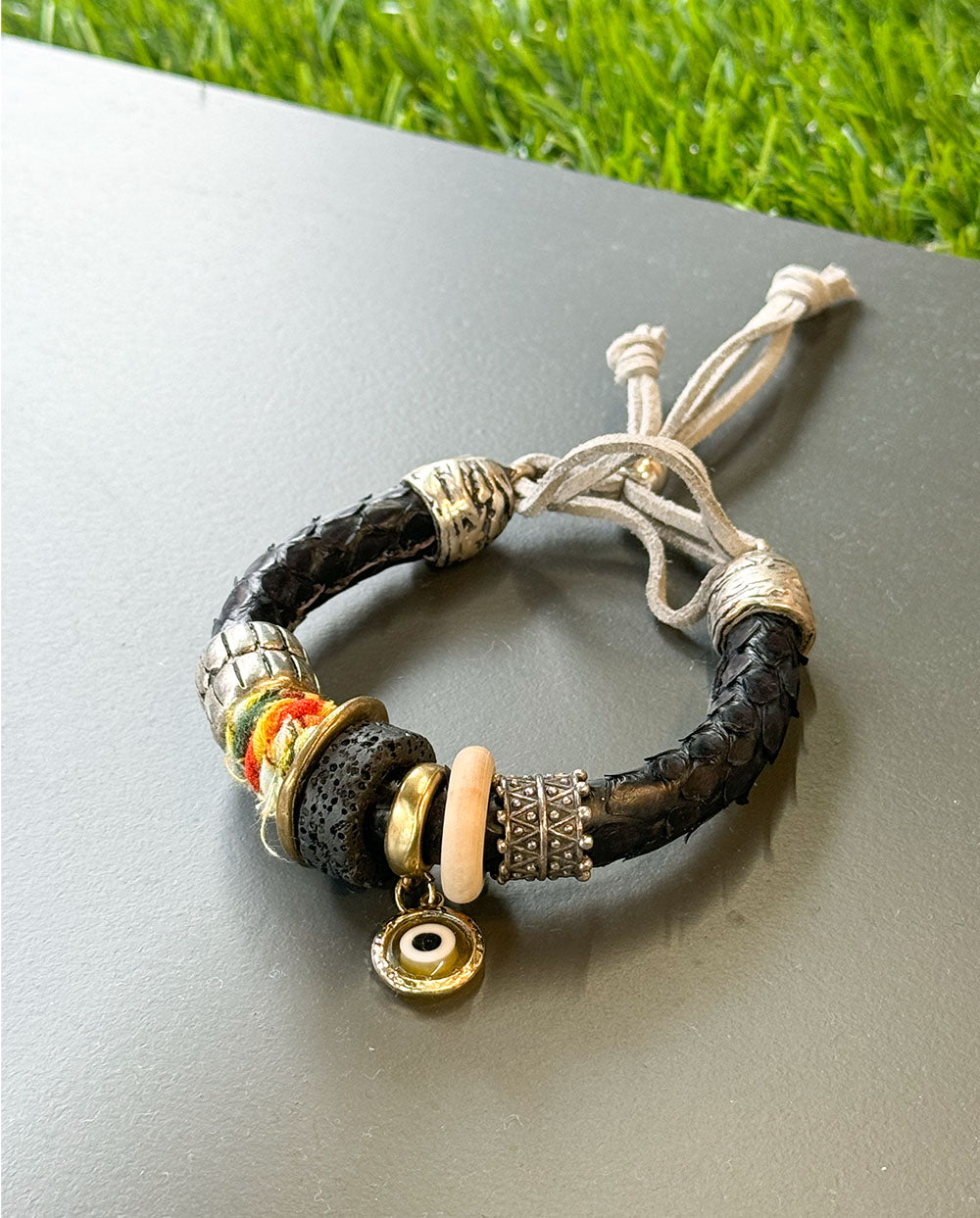 Pulseira Dellmon em couro natural preto