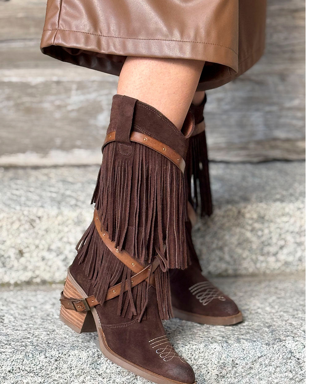 bota-flecos-hebillas-chocolate-Nemonic