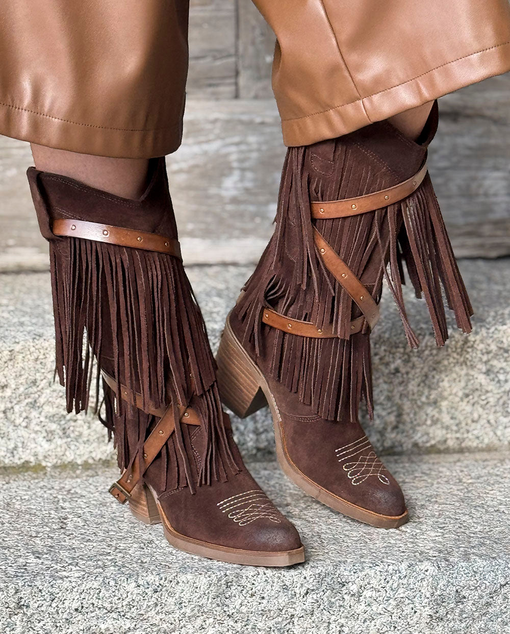 bota-flecos-hebillas-chocolate-Nemonic