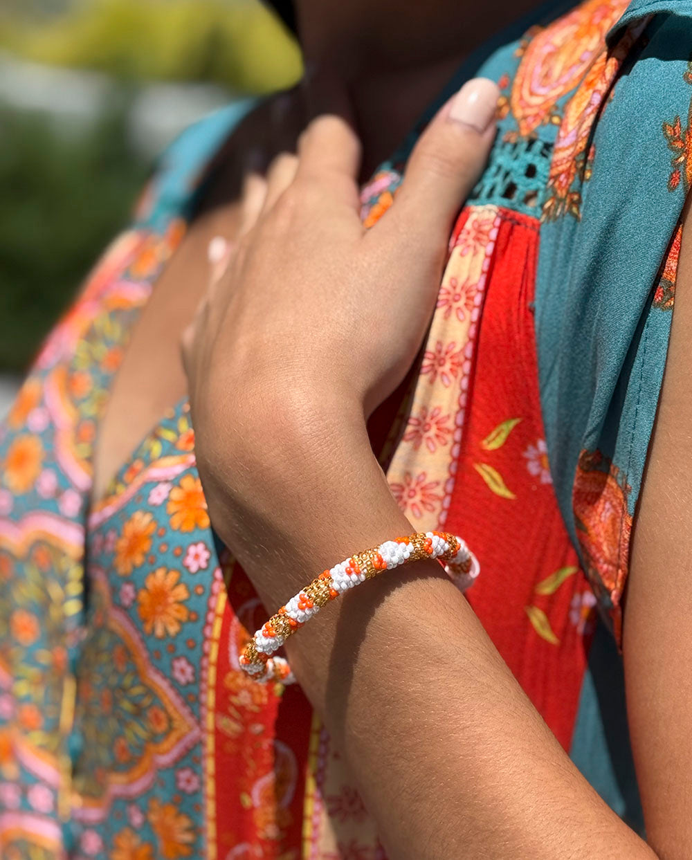 Pulsera nepalí blanco-oro topos naranja