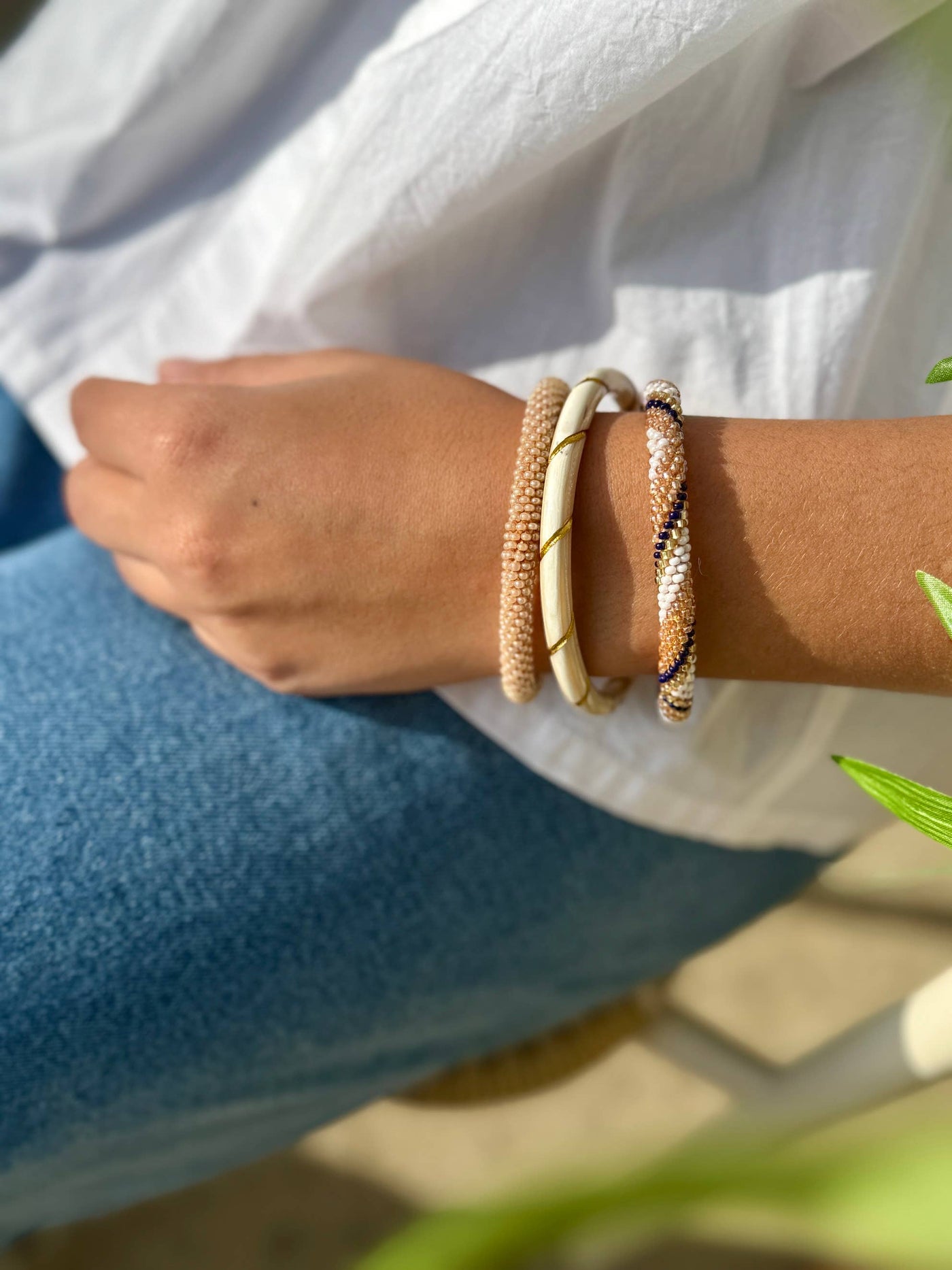 Pulsera nepalí cordón negro-perla-oro
