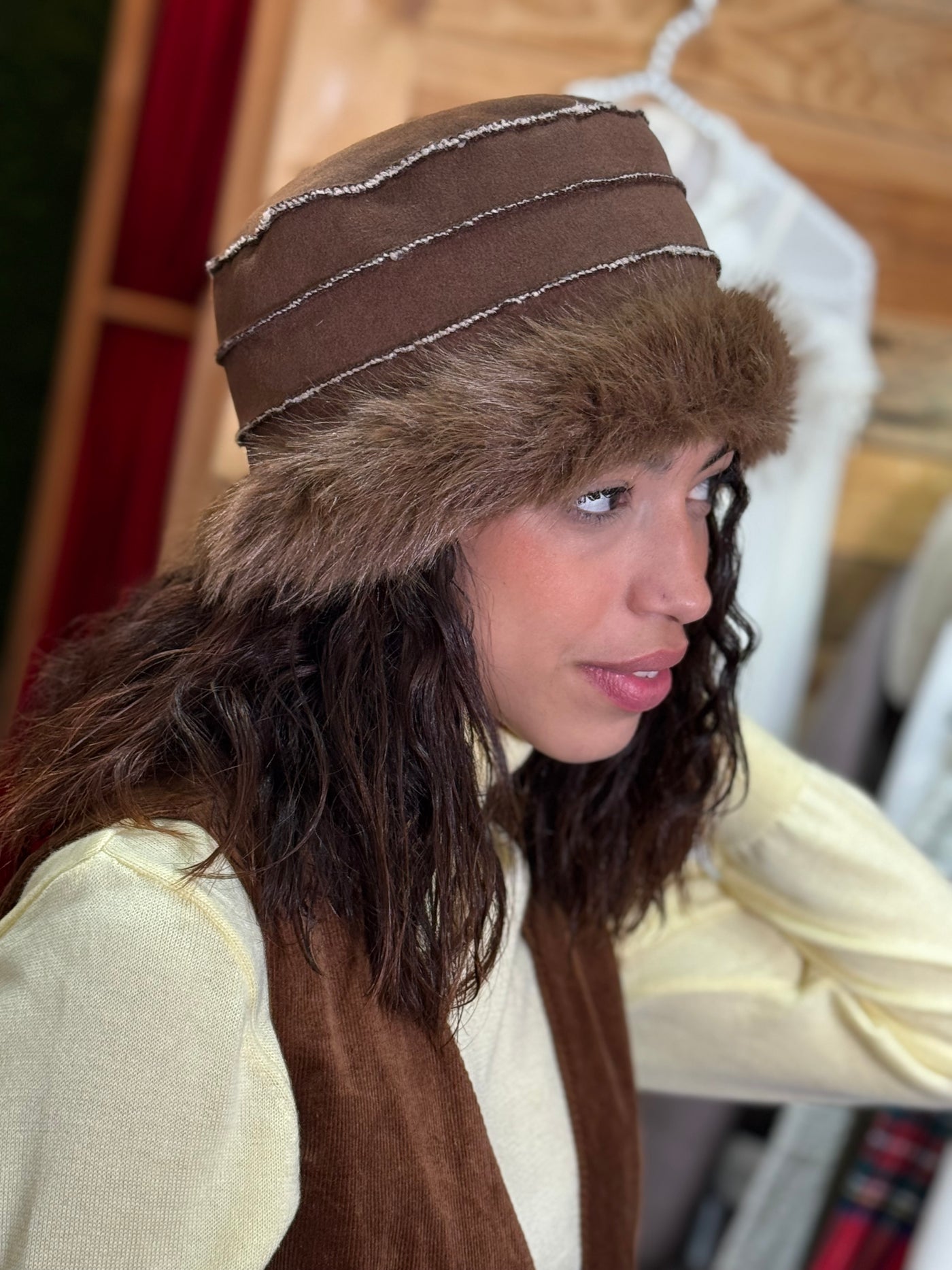 Chapéu em camurça marrom com acabamento em pele Poesia d´Elite 02151