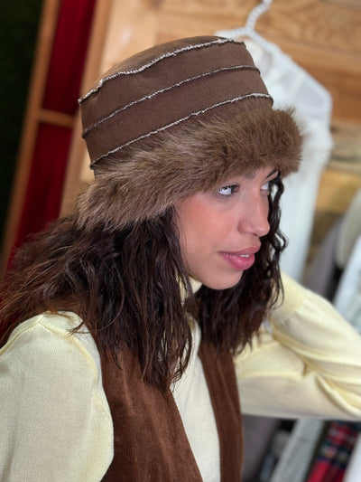 Chapéu em camurça marrom com acabamento em pele Poesia d´Elite 02151