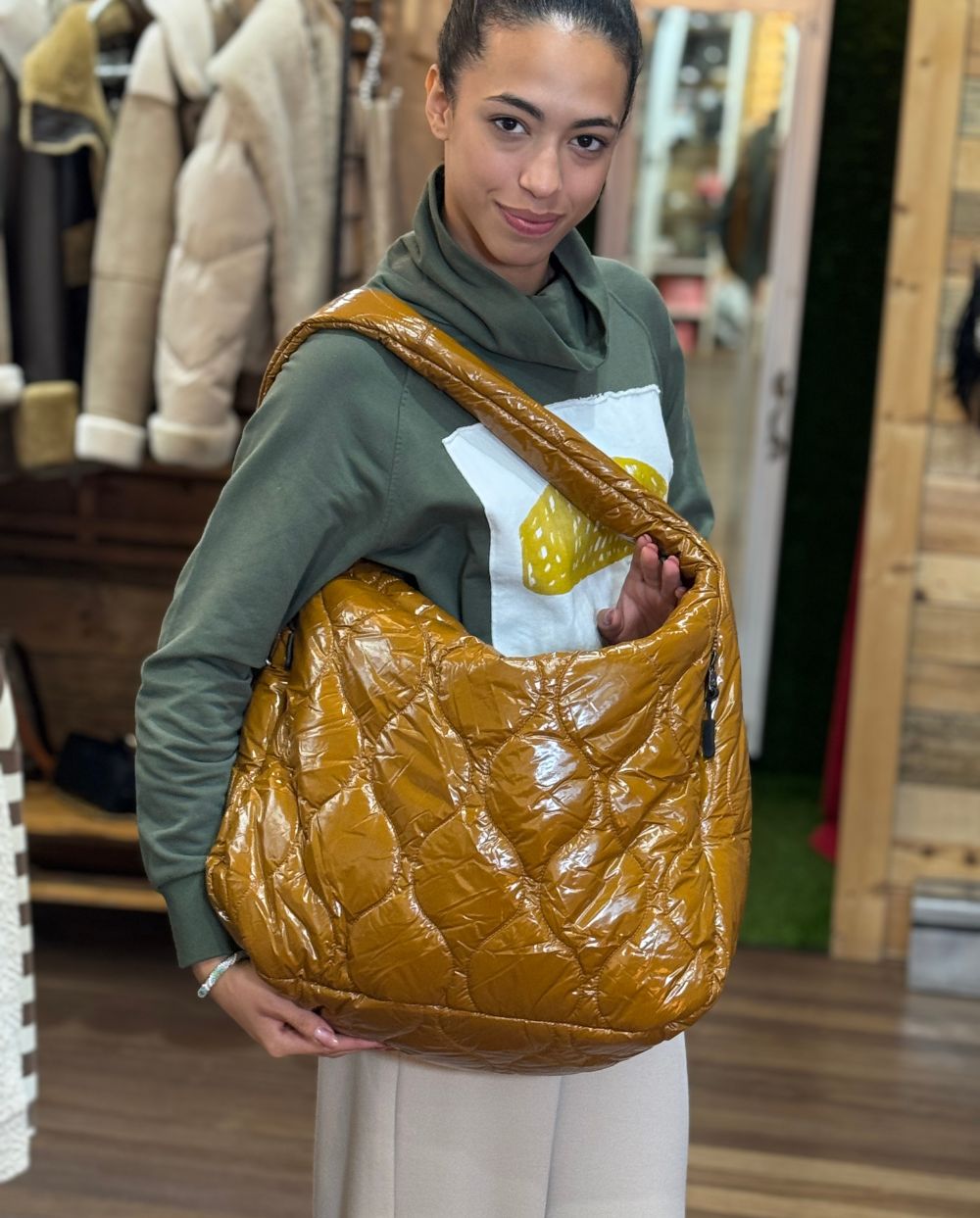 Bolso Tote acolchado shiny golden Canadian