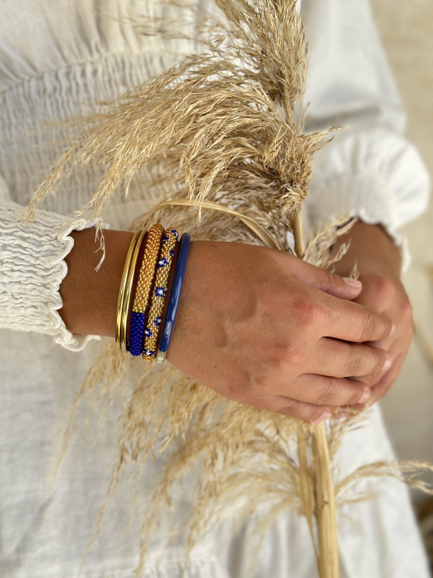 Pulsera nepalí rayas zaul-blanco-oro