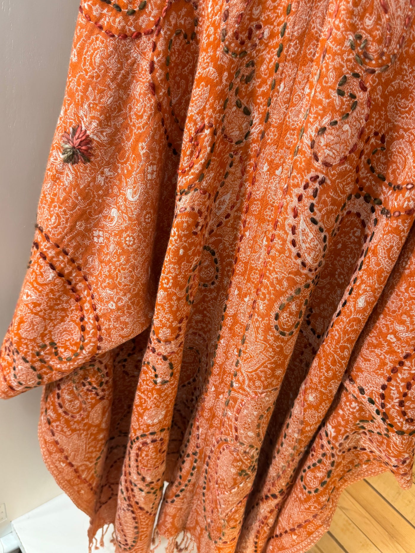 Poncho lana bordado naranja Poc a Poc