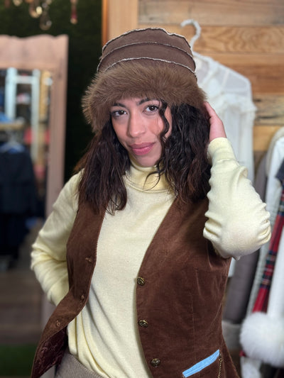 Chapéu em camurça marrom com acabamento em pele Poesia d´Elite 02151