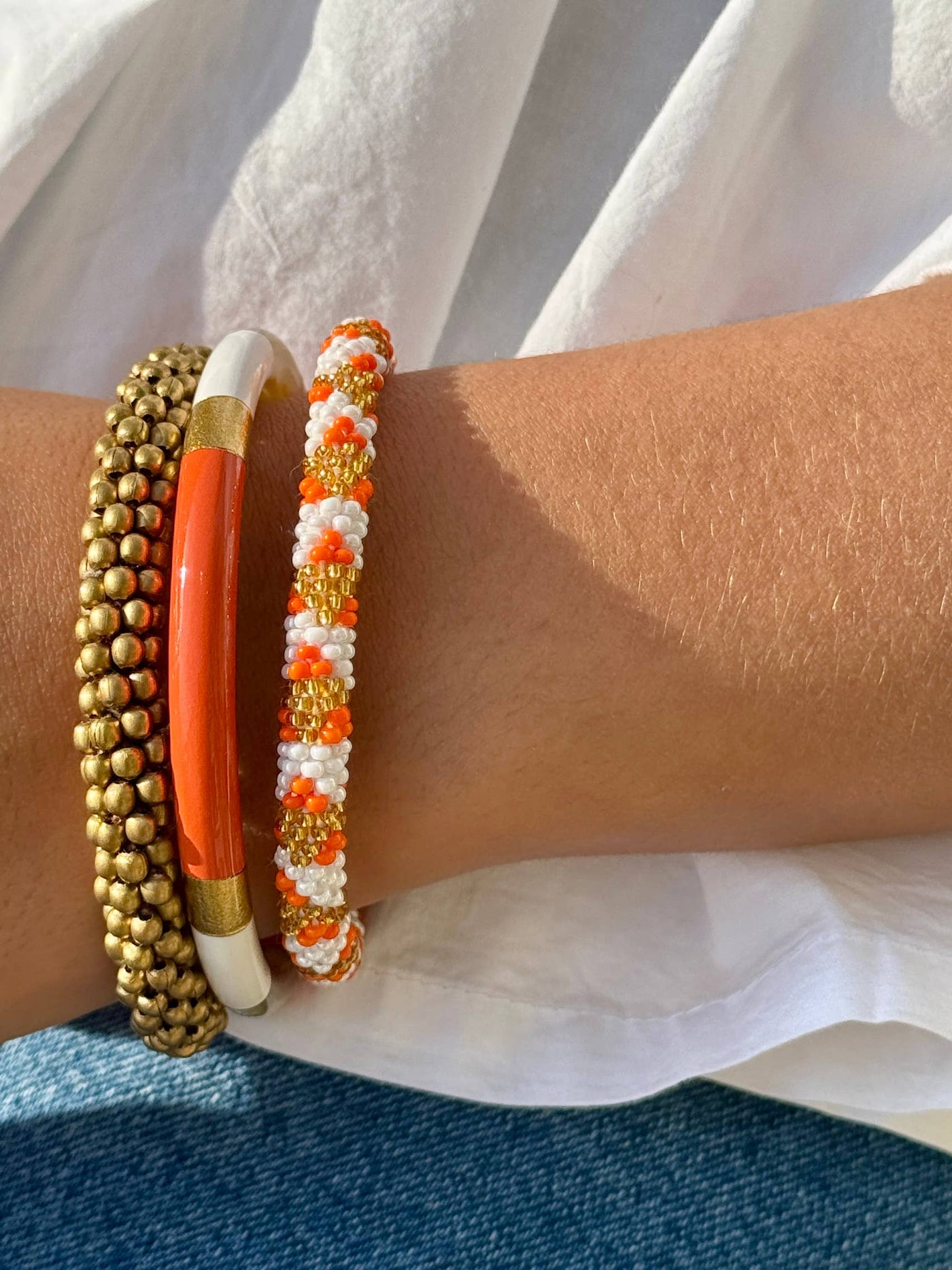 Pulsera nepalí blanco-oro topos naranja