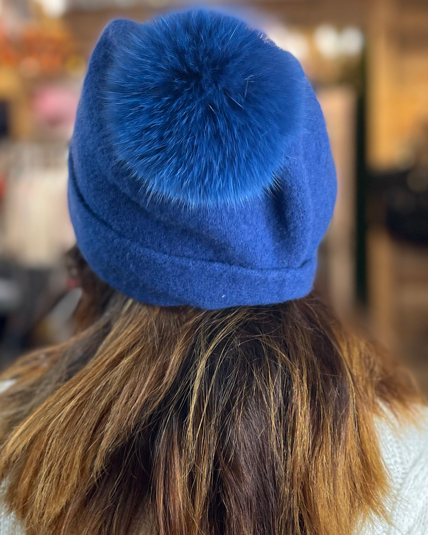 Gorro azulón pompón pelo natural