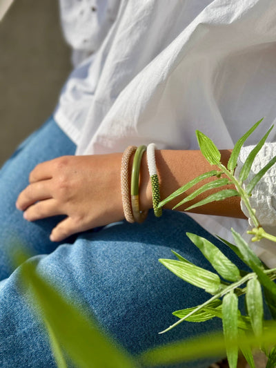 Pulsera nepalí tricolor verde oro y blanco