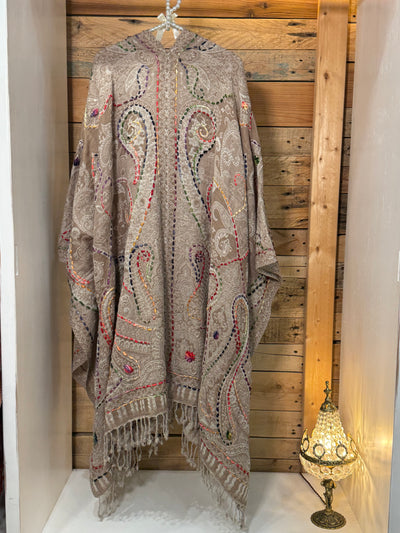 Poncho lana bordado beige Poc a Poc