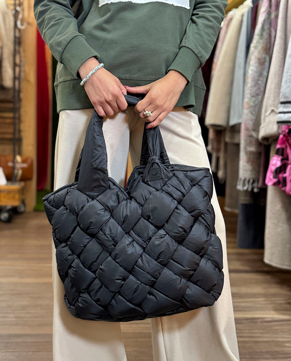 Bolso Tote acolchado entrelazado negro Canadian