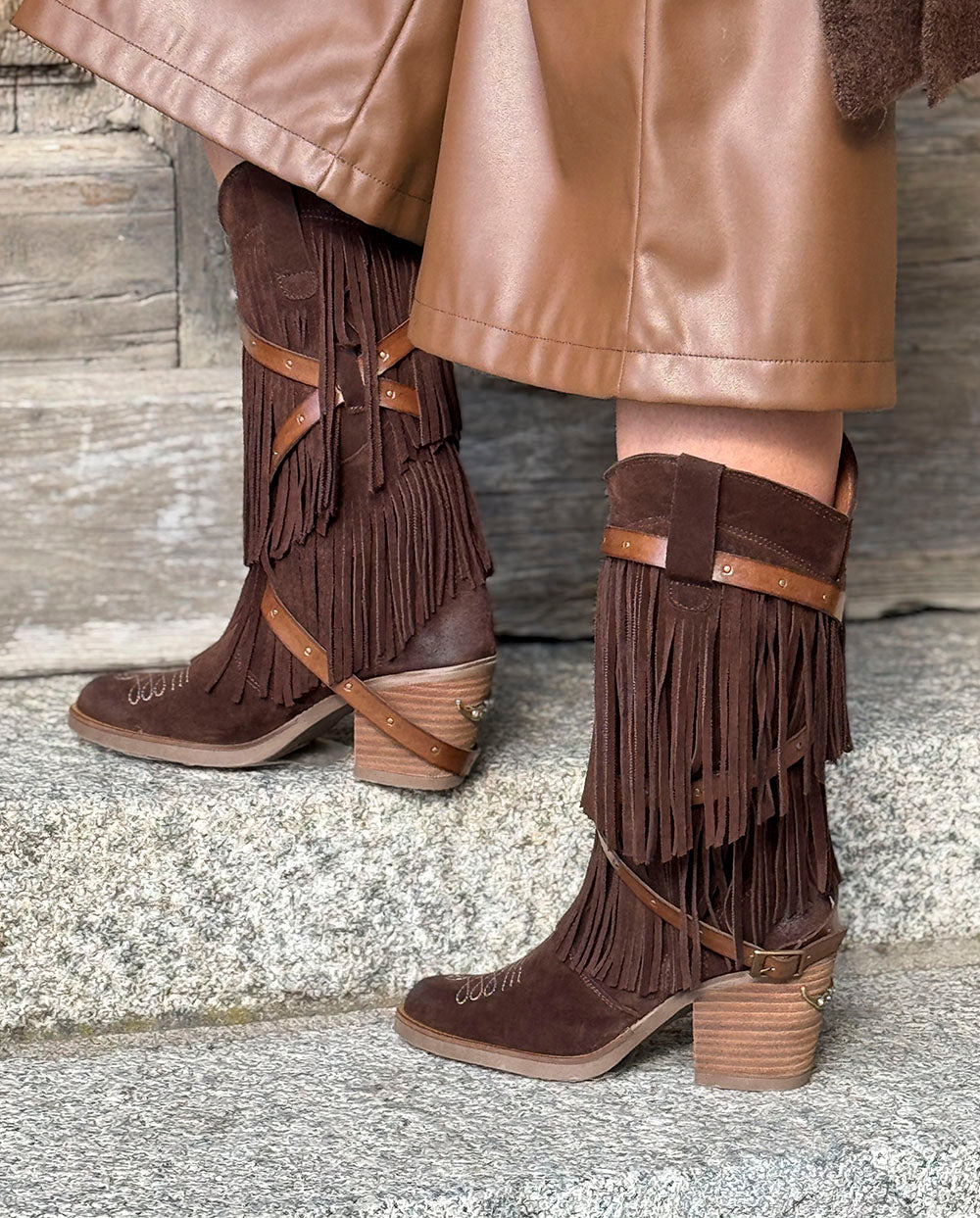 Bota fleco y hebilla Western chocolate Nemonic