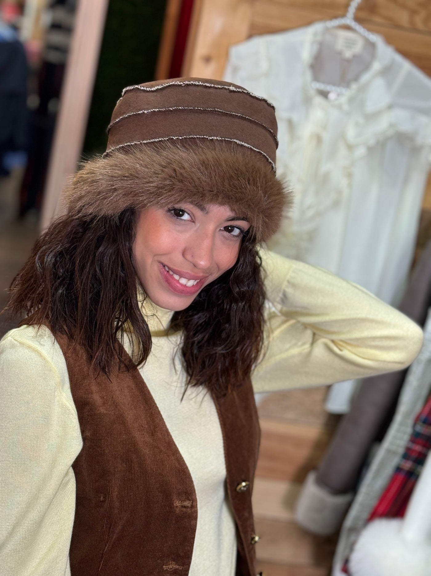 Chapéu em camurça marrom com acabamento em pele Poesia d´Elite 02151