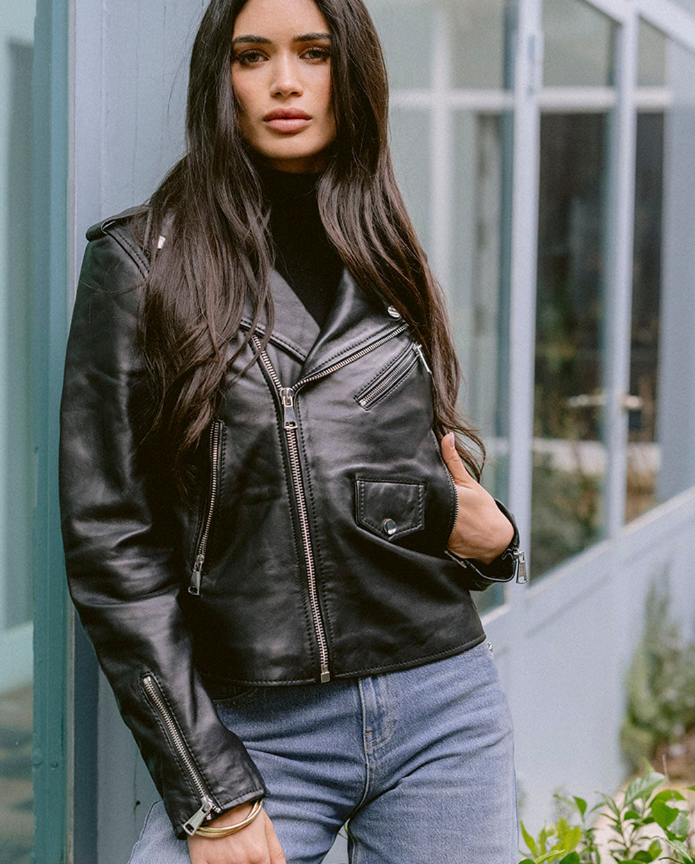 Chaqueta biker de piel auténtica metalizada en color cobre, con dos bolsillos laterales. Es perfecta ya que combina tanto con tonalidades marrones como con negros y tejidos vaqueros. Una prenda imprescindible para el cambio de estación.


&nbsp;Nueva colección de Piti Cuiti para este Otoño Invierno 2025-26.