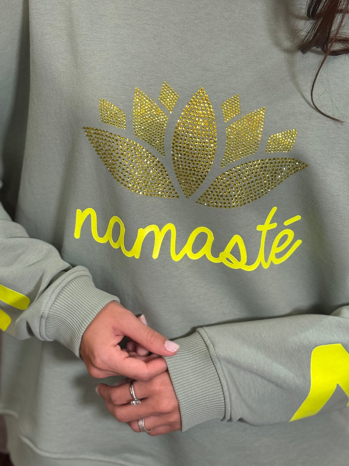 Sudadera Namasté verde y flúor Miss Goodlife