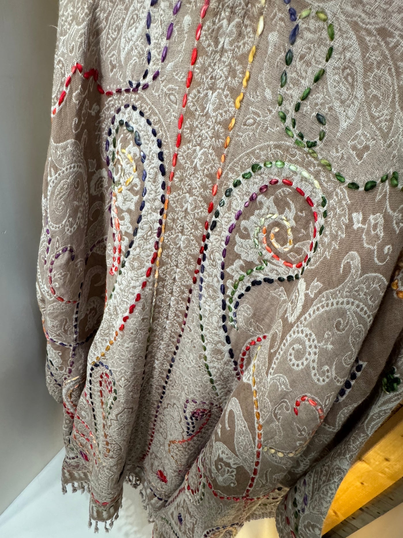 Poncho lana bordado beige Poc a Poc