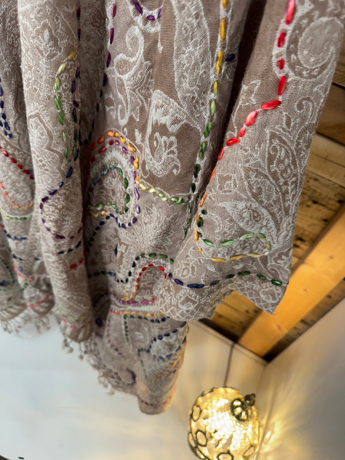 Poncho lana bordado beige Poc a Poc