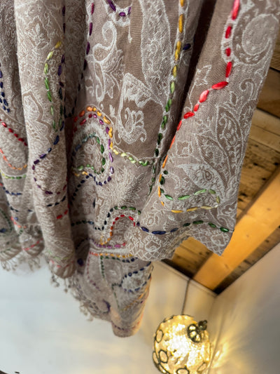 Poncho lana bordado beige Poc a Poc