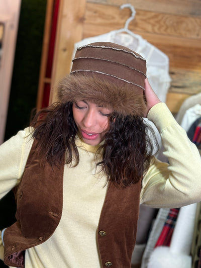 Chapéu em camurça marrom com acabamento em pele Poesia d´Elite 02151