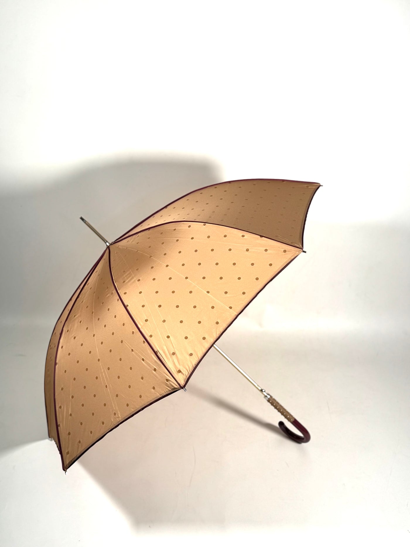 Paraguas funda tachuelas beige lunares Ezpeleta