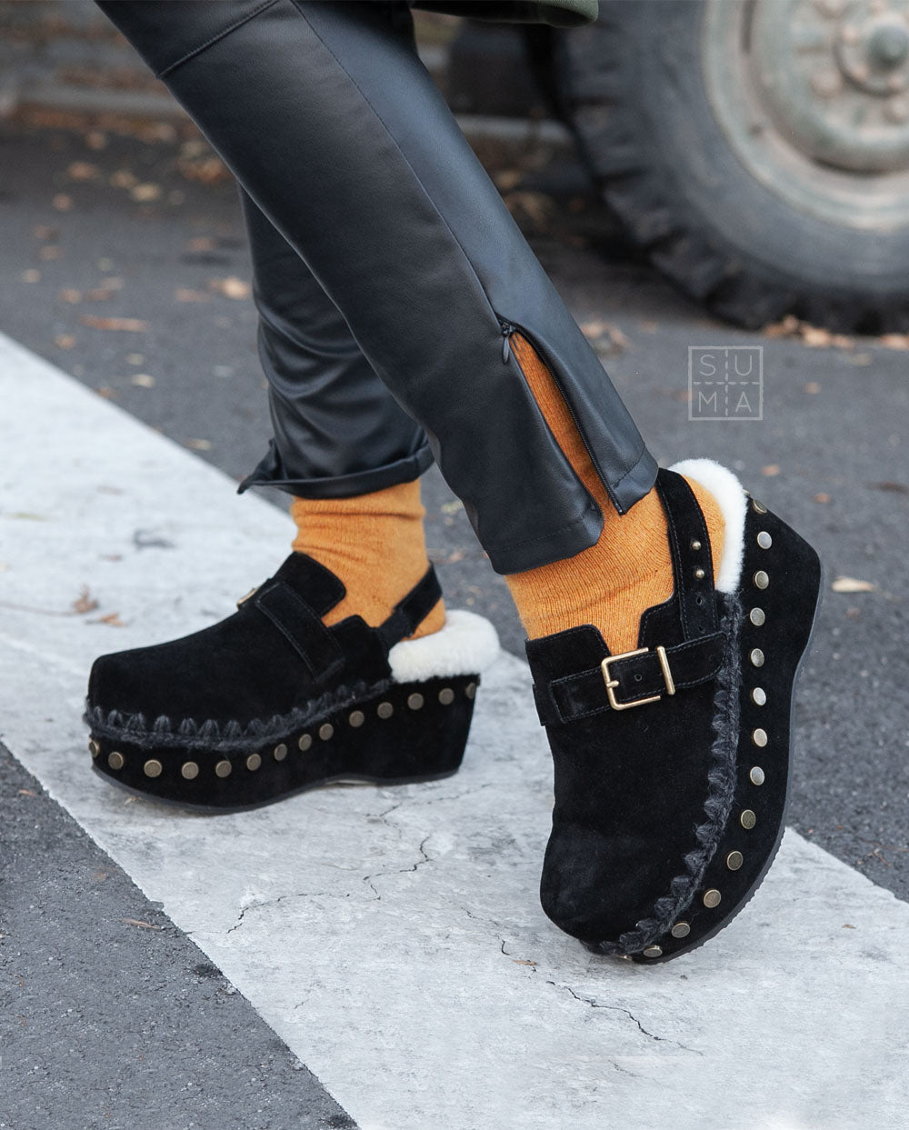 MOU clog back strap zueco negro