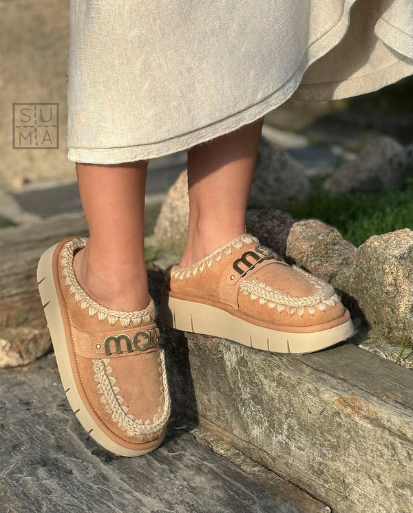 Mou Bounce Clog metal logo savana