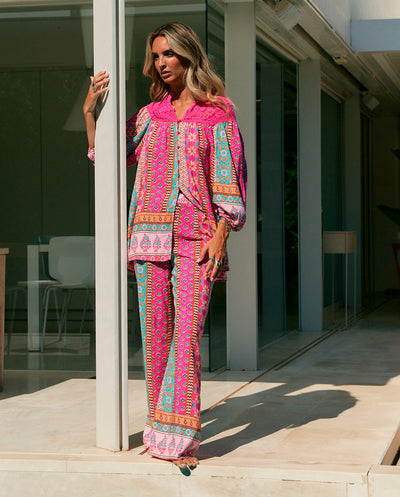 Nueva colección de Jaase para esta Primavera Verano 2025.

Pantalón fresco y fluido fabricado en tejido de rayón, en el nuevo estamapado Cedellia en tonos rosas.