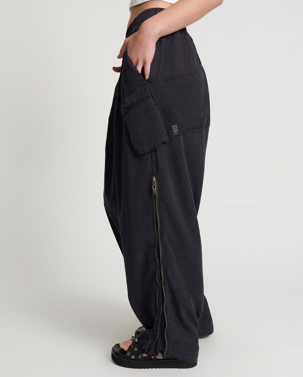 Pantalón  Zipped Parachut negro 26017A Oneteaspoon