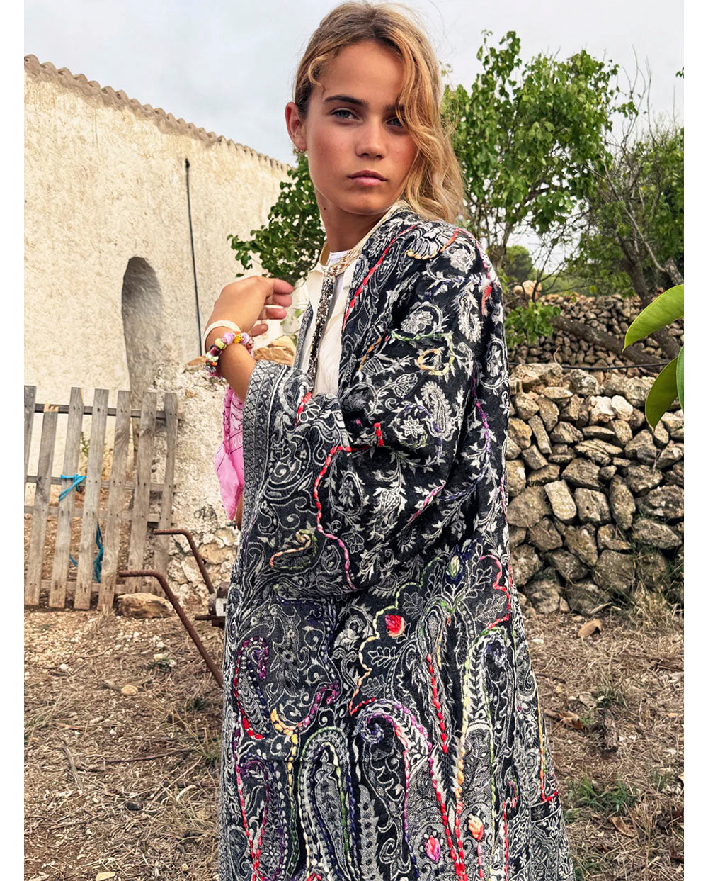 Poncho lana bordado negro Poc a Poc