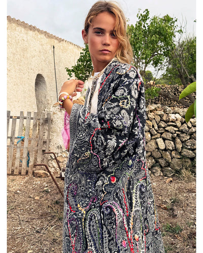 Poncho lana bordado negro Poc a Poc