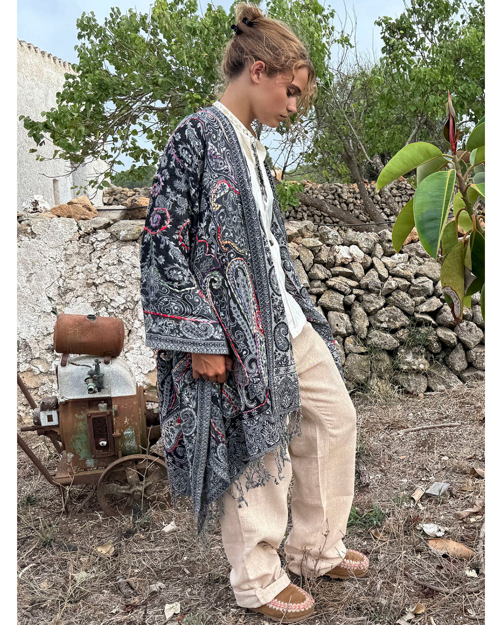 Poncho lana bordado negro Poc a Poc