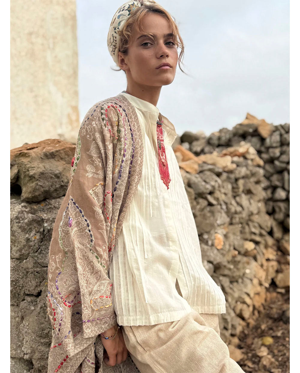 Poncho lana bordado beige Poc a Poc