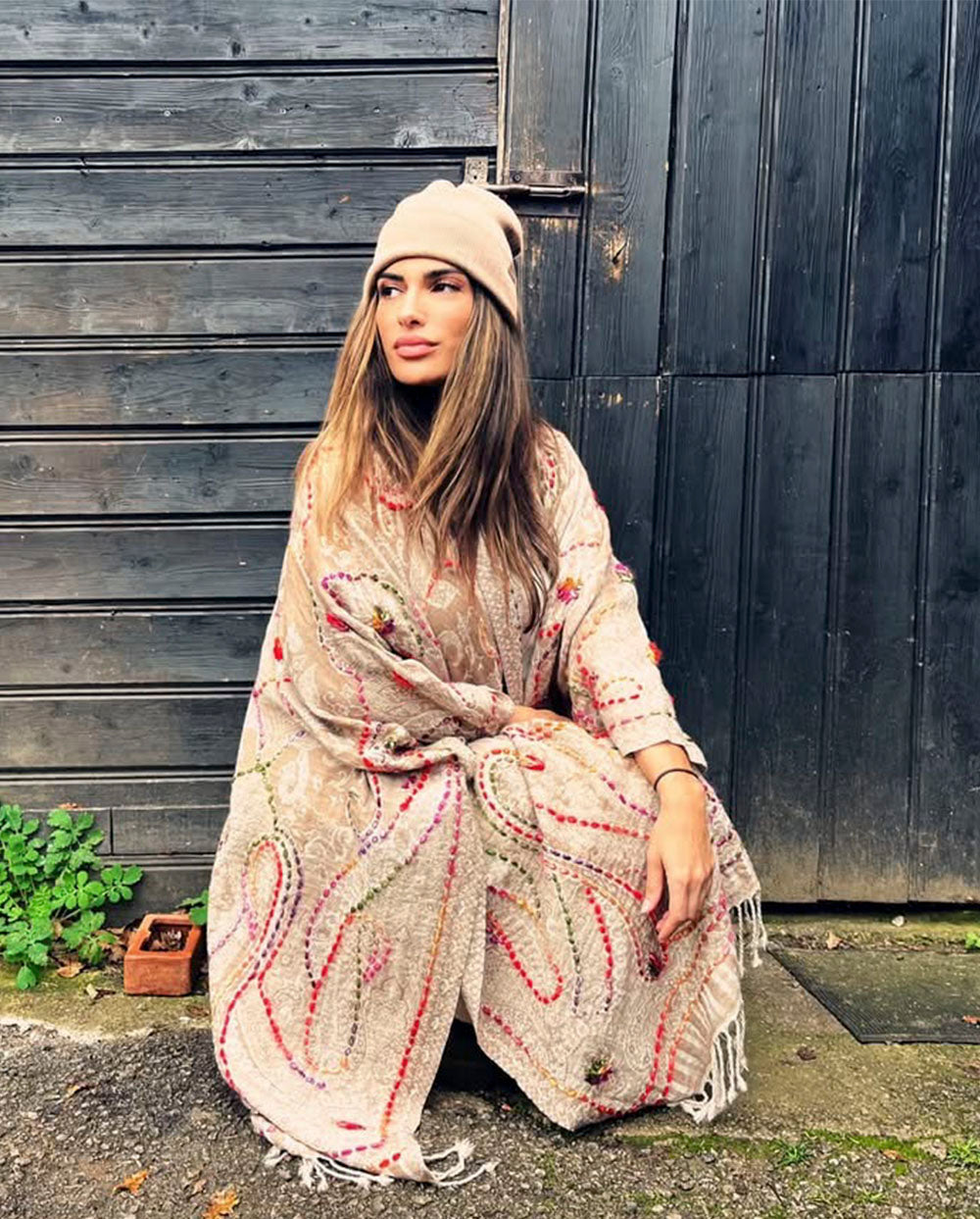 Poncho lana bordado beige Poc a Poc