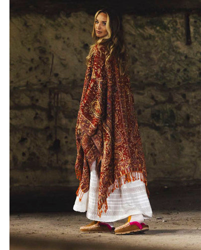 Poncho lana bordado rojo Poc a Poc