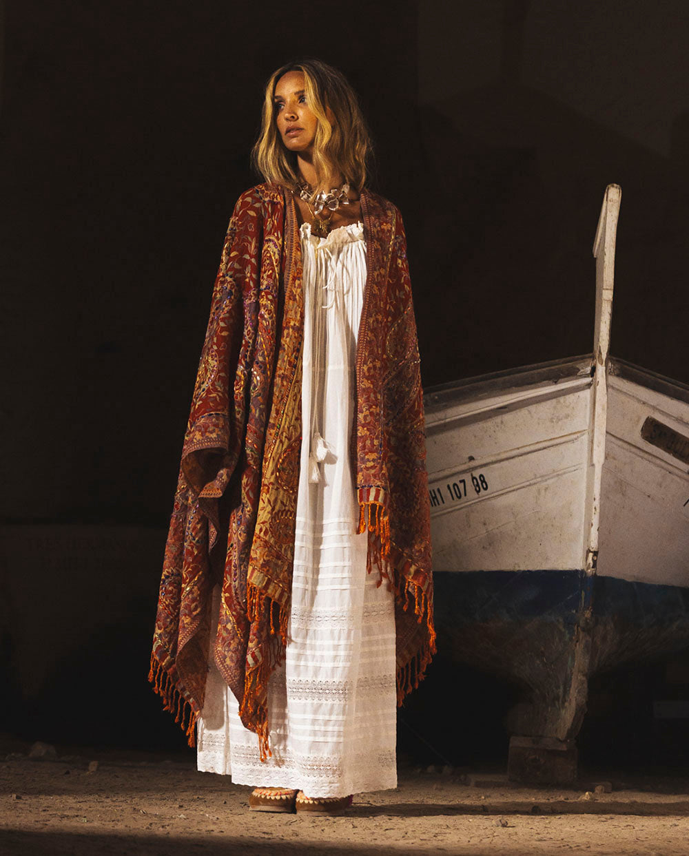 Poncho lana bordado rojo Poc a Poc
