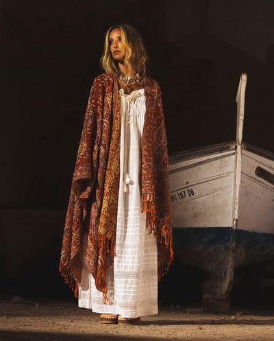 Poncho lana bordado rojo Poc a Poc