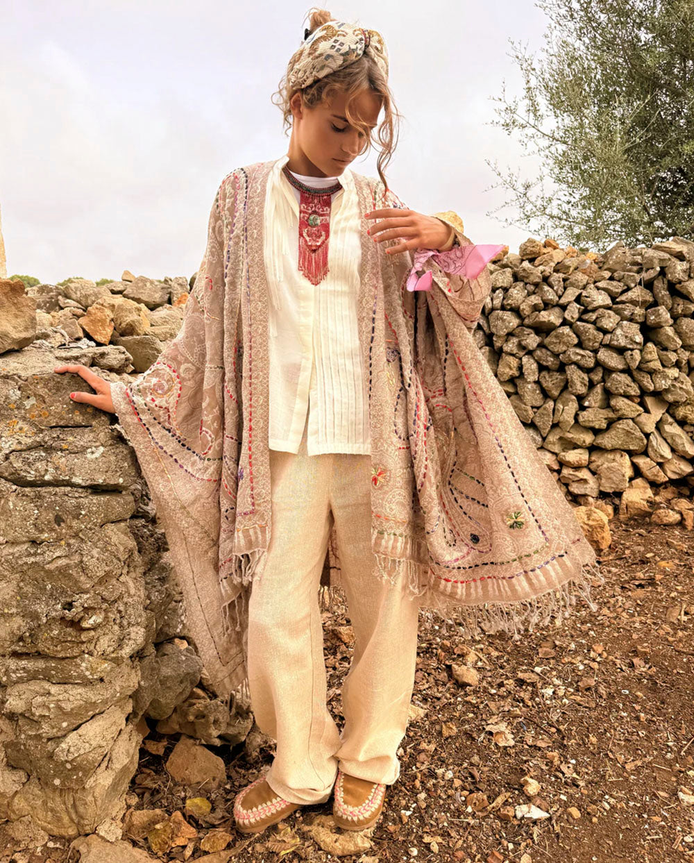 Poncho lana bordado beige Poc a Poc