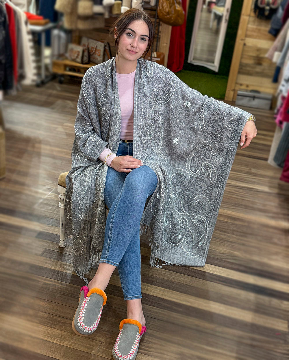 Poncho lana bordado gris Poc a Poc