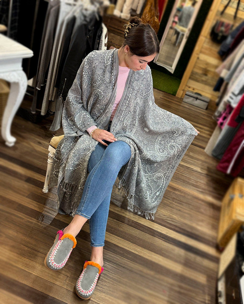 Poncho lana bordado gris Poc a Poc