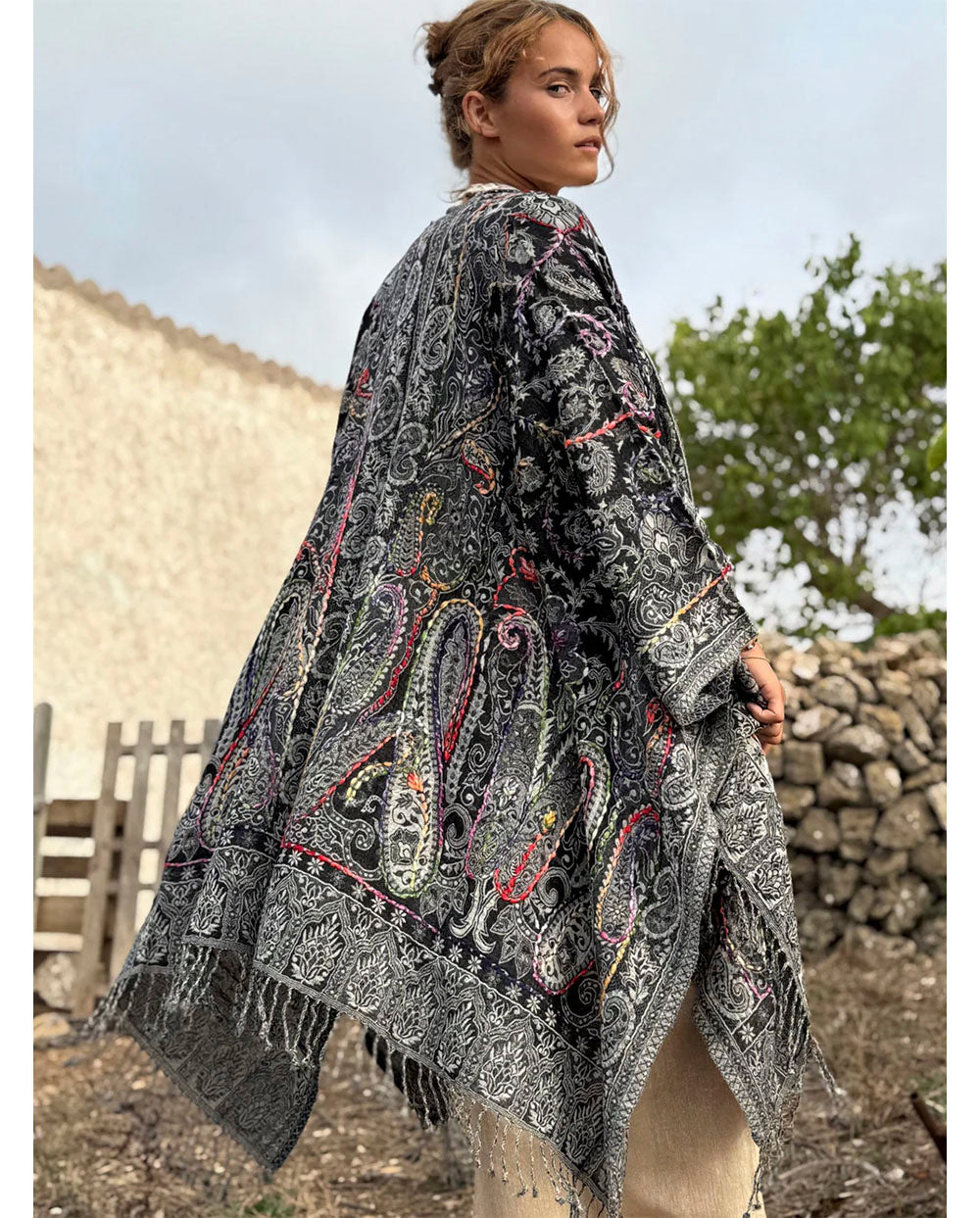 Poncho lana bordado negro Poc a Poc