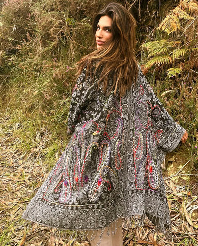 Poncho lana bordado negro Poc a Poc