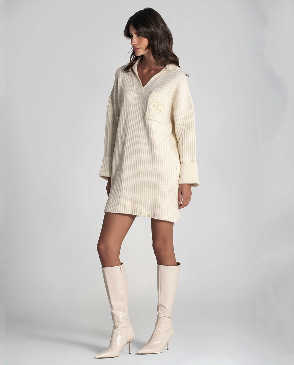 Vestido crudo con bordados en bolsillo Rüga