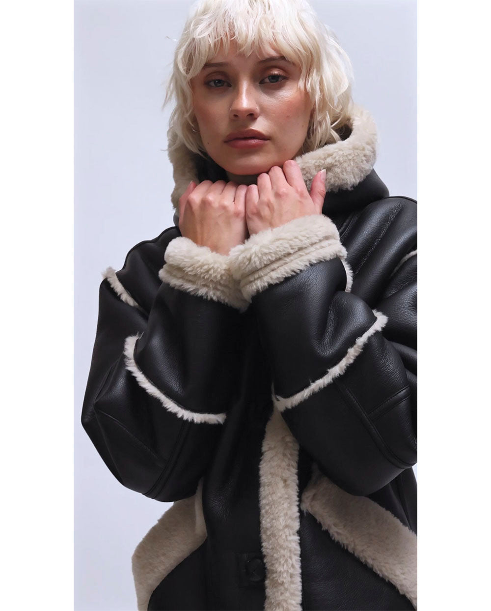 Chaquetón capucha eco piel negro Vegan Code
