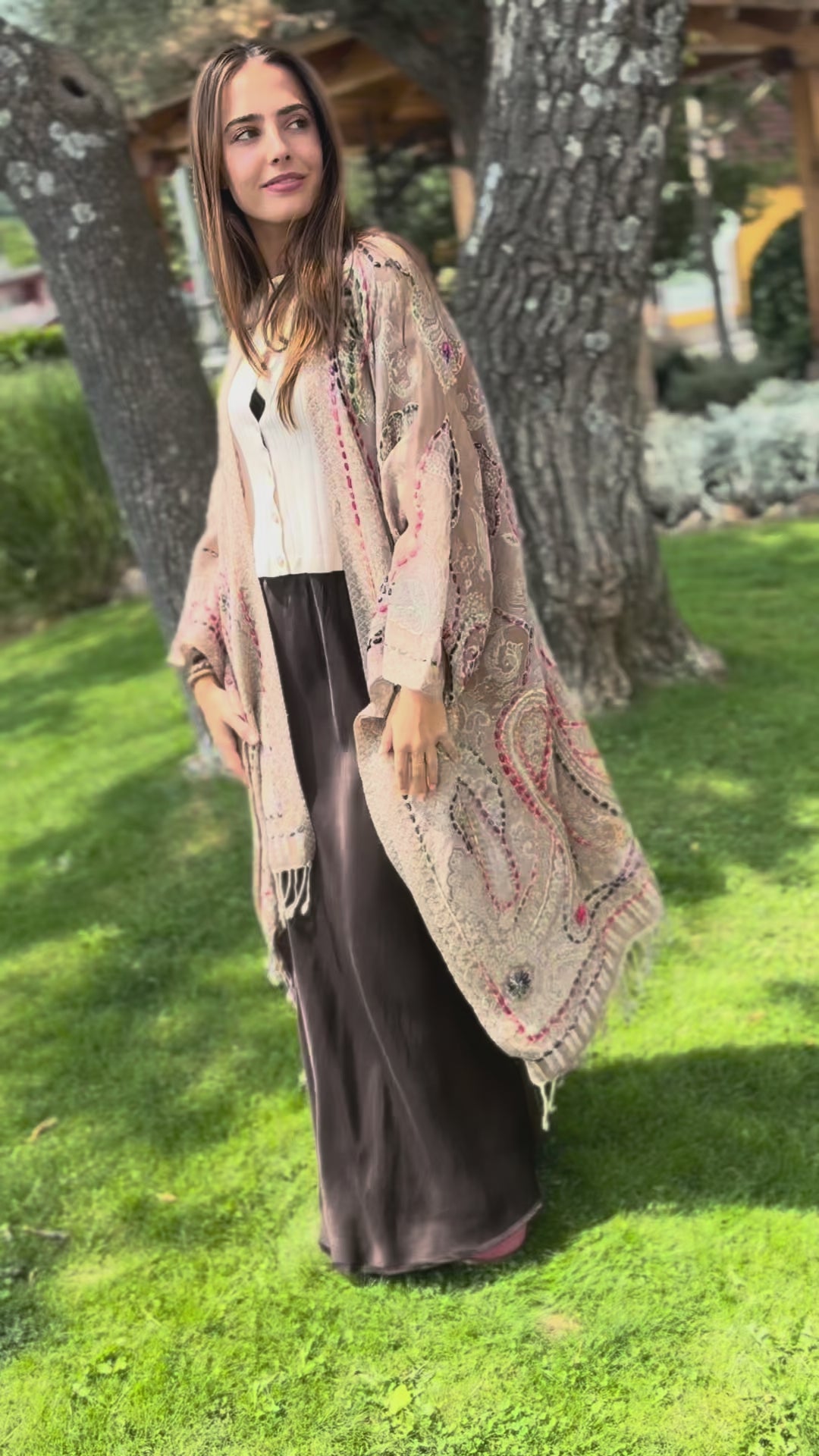 Poncho lana bordado beige Poc a Poc