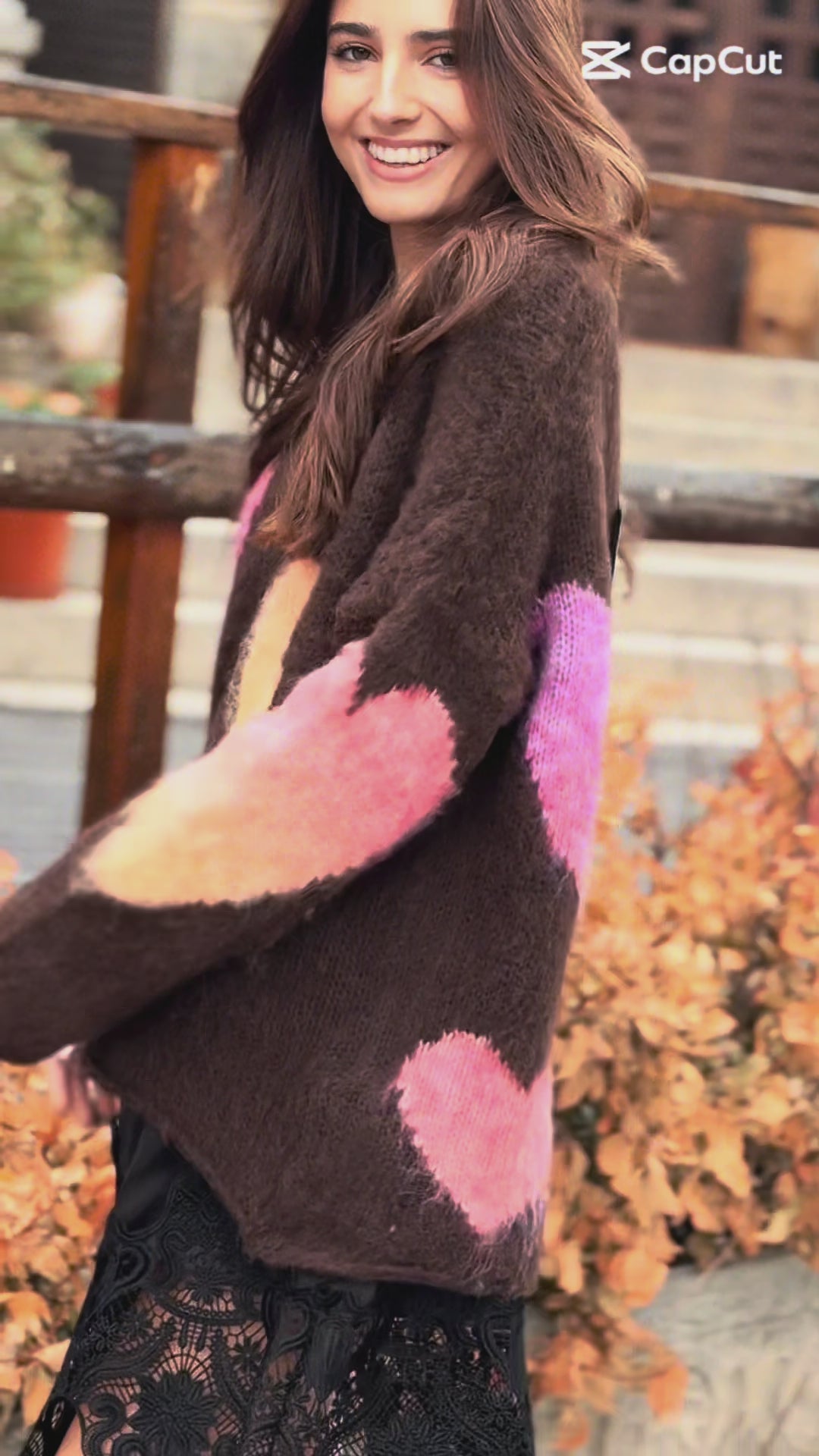 Suéter chocolate corazones escote uve Miss Goodlife