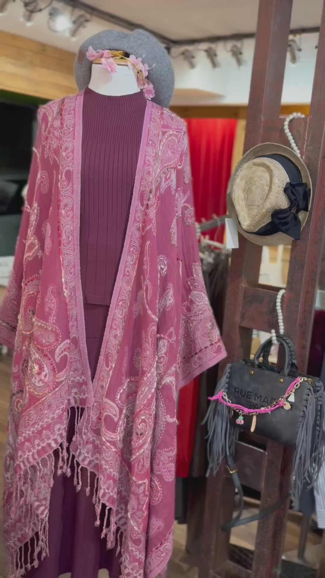 Poncho lana bordado rosa Poc a Poc
