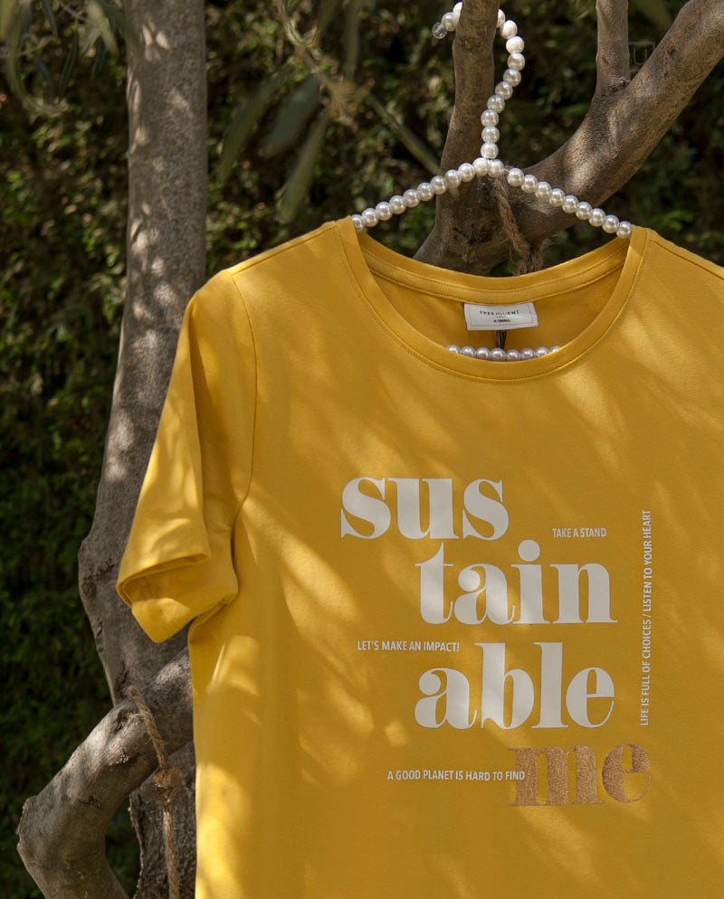 camiseta-sustainable-amarilla-mensaje